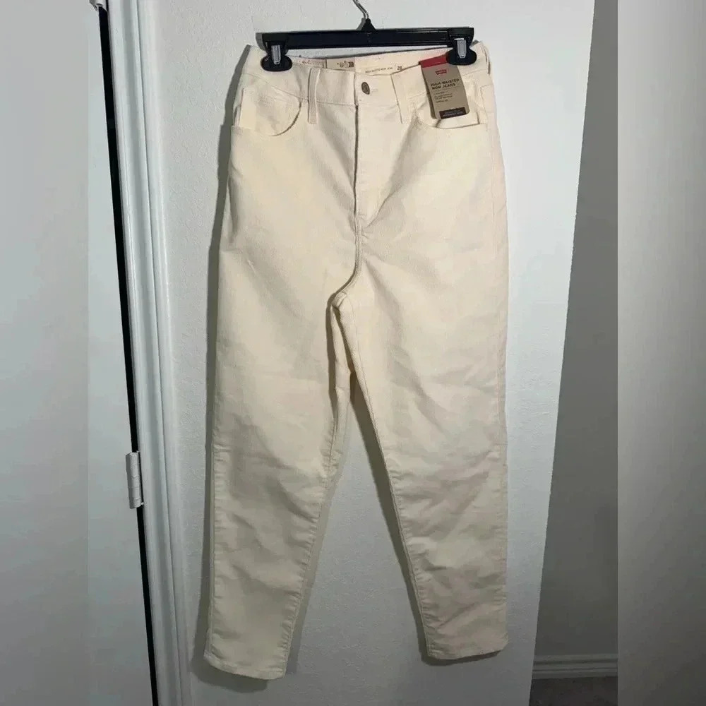 Levis NWT High Waisted Cream Corduroy Mom Jean Womens Size 28